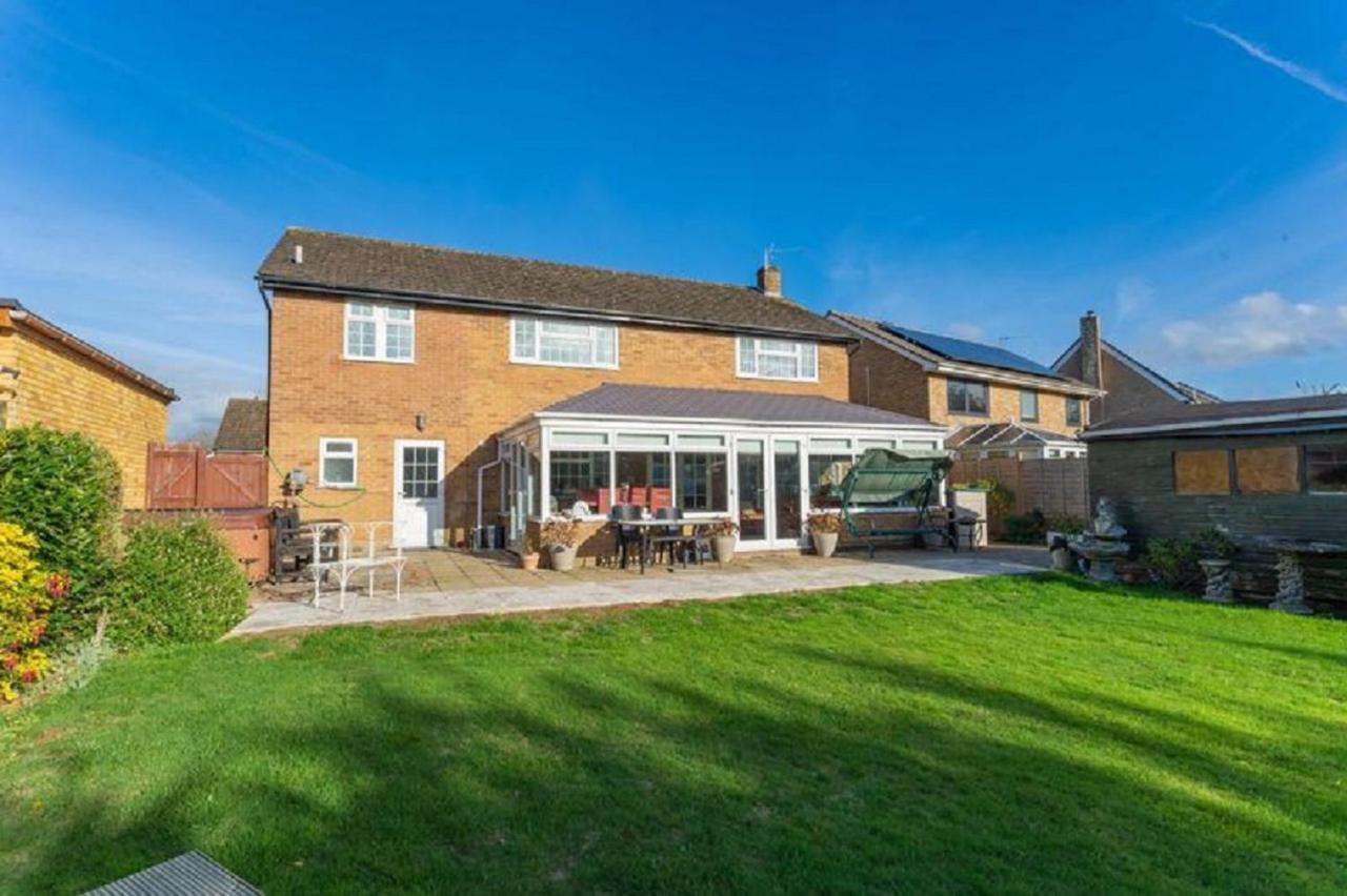 Kennedy Villa - 5 Bedroom House With Hot Tub, Wifi, Free Parkings, Close To Bicester Village Kültér fotó