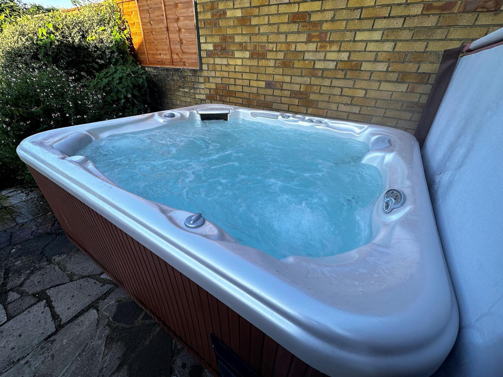 Kennedy Villa - 5 Bedroom House With Hot Tub, Wifi, Free Parkings, Close To Bicester Village Kültér fotó
