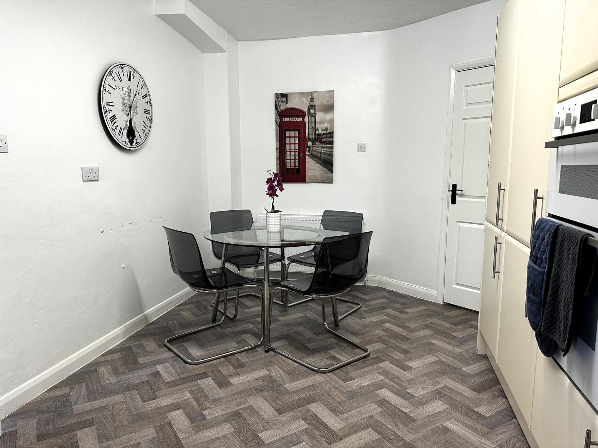 Kennedy Villa - 5 Bedroom House With Hot Tub, Wifi, Free Parkings, Close To Bicester Village Kültér fotó