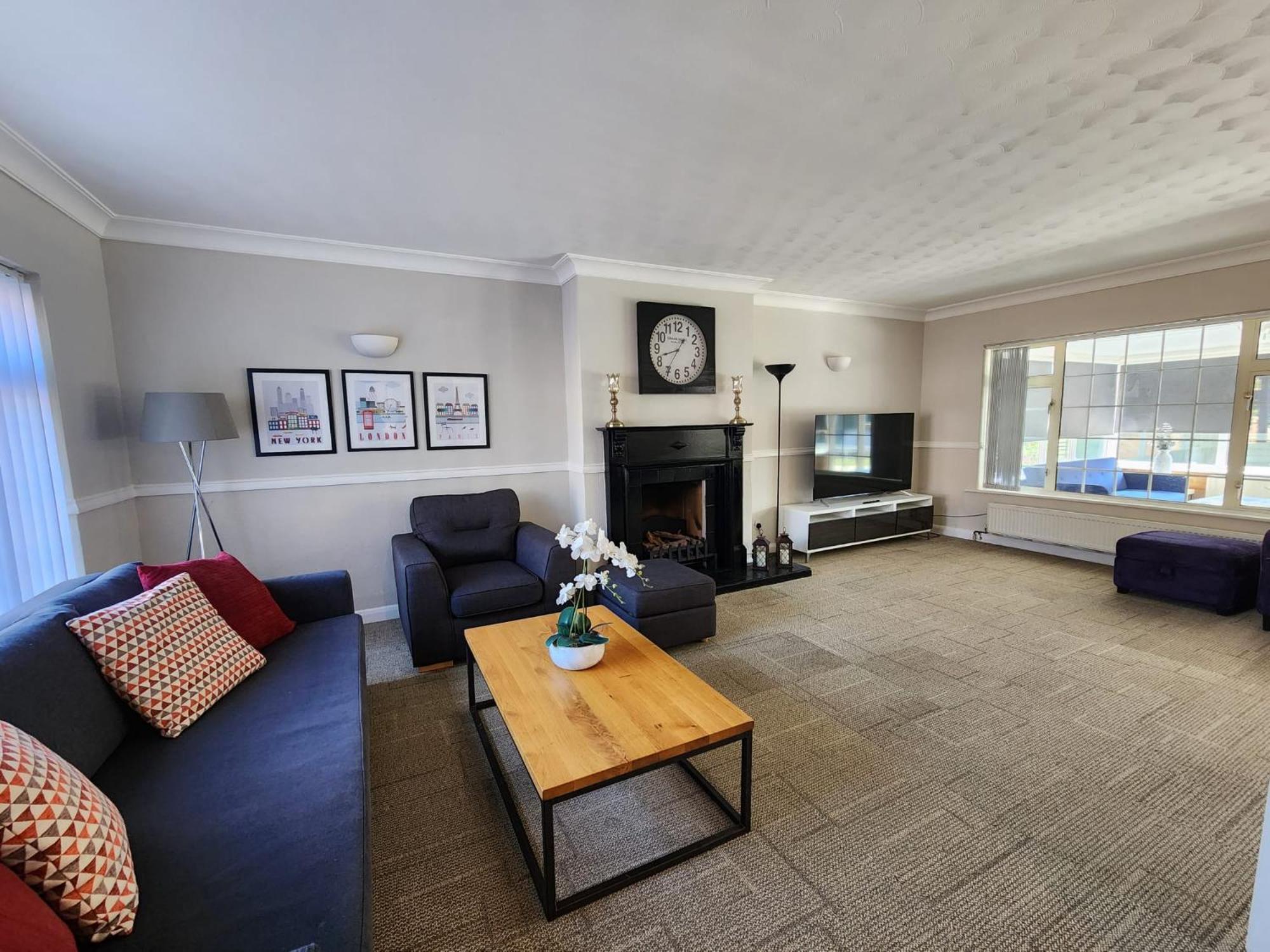 Kennedy Villa - 5 Bedroom House With Hot Tub, Wifi, Free Parkings, Close To Bicester Village Kültér fotó