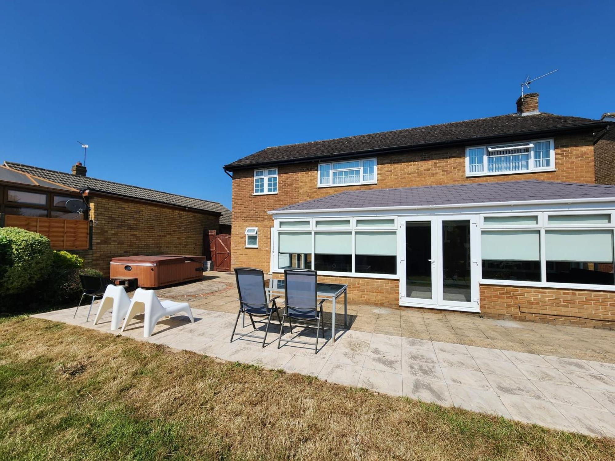 Kennedy Villa - 5 Bedroom House With Hot Tub, Wifi, Free Parkings, Close To Bicester Village Kültér fotó
