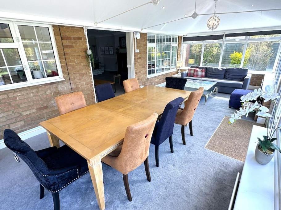 Kennedy Villa - 5 Bedroom House With Hot Tub, Wifi, Free Parkings, Close To Bicester Village Kültér fotó