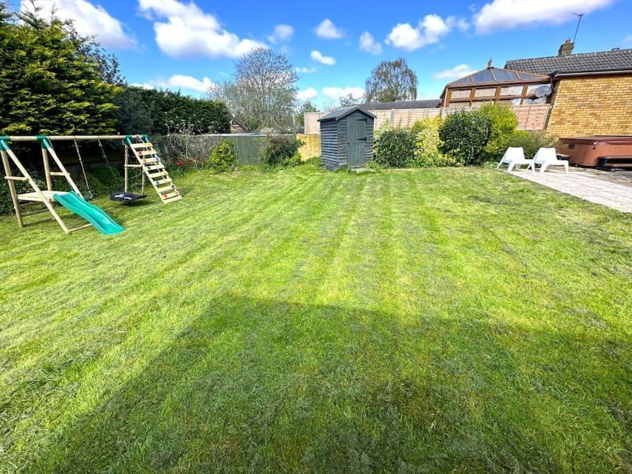 Kennedy Villa - 5 Bedroom House With Hot Tub, Wifi, Free Parkings, Close To Bicester Village Kültér fotó