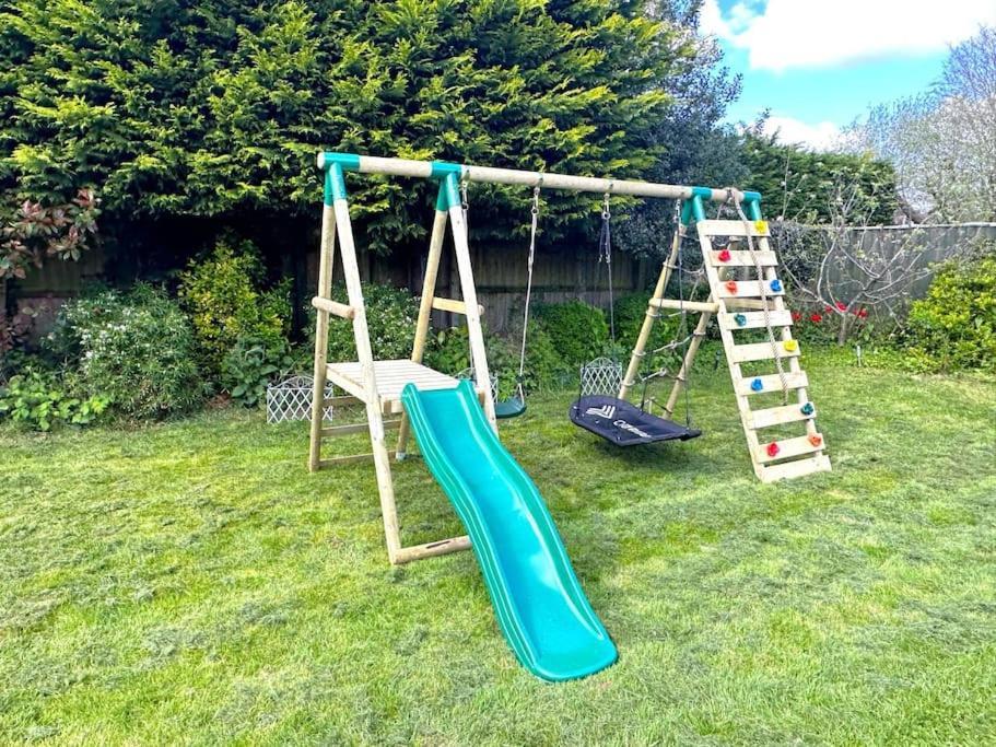Kennedy Villa - 5 Bedroom House With Hot Tub, Wifi, Free Parkings, Close To Bicester Village Kültér fotó
