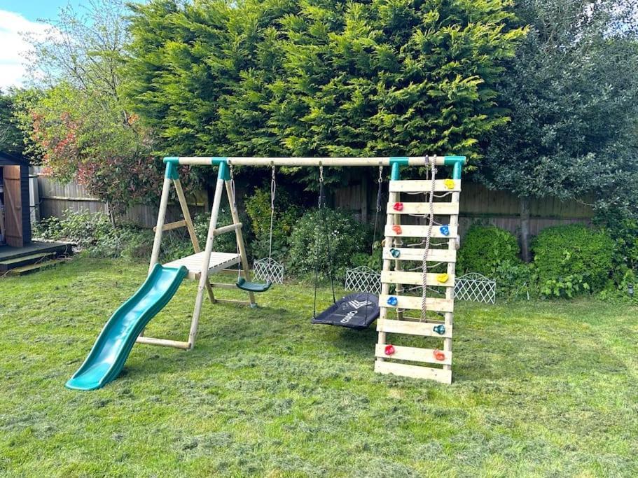Kennedy Villa - 5 Bedroom House With Hot Tub, Wifi, Free Parkings, Close To Bicester Village Kültér fotó