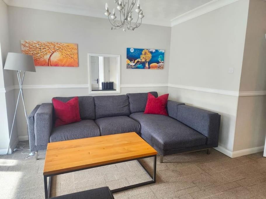 Kennedy Villa - 5 Bedroom House With Hot Tub, Wifi, Free Parkings, Close To Bicester Village Kültér fotó