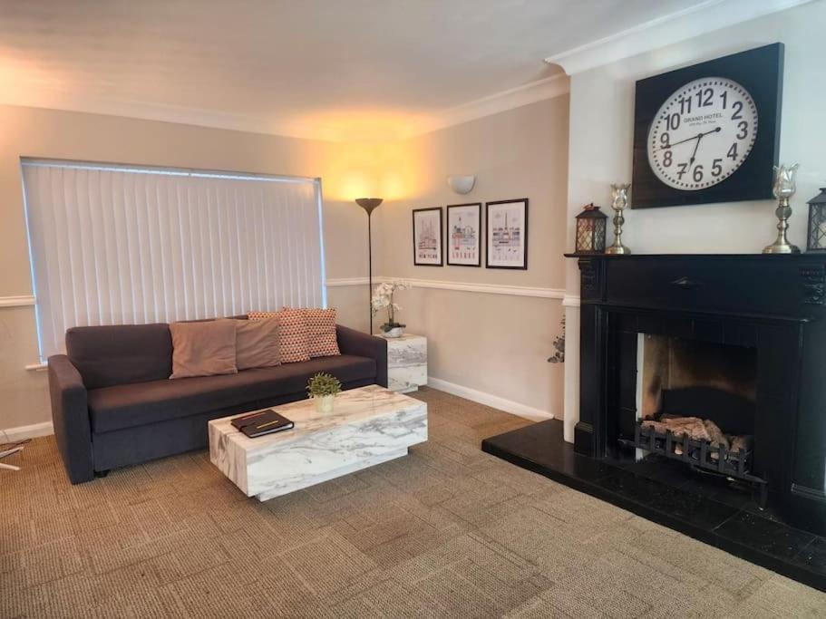 Kennedy Villa - 5 Bedroom House With Hot Tub, Wifi, Free Parkings, Close To Bicester Village Kültér fotó