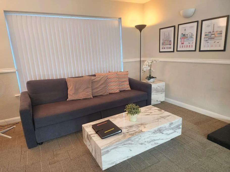 Kennedy Villa - 5 Bedroom House With Hot Tub, Wifi, Free Parkings, Close To Bicester Village Kültér fotó